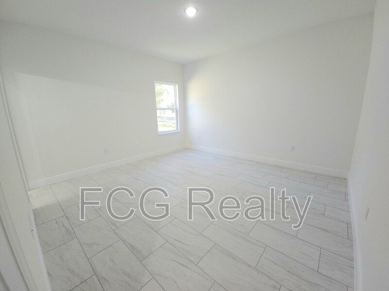 1829 W Corrine St property image